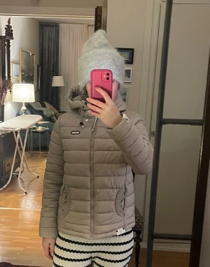 Beige pufferjacka från Marikoo - Säljer en beige pufferjacka från Marikoo som passar XXS-S. Perfekt för kalla dagar och har en clean look som funkar till allt. 