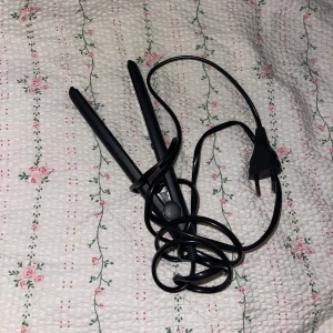 Mini plattång  - Säljer denna mini plattången från normal för 75 + frakt! Har använts ett par gånger och är perfekt för att göra lockar! Den funkar både för tjejer och killar som vill styla sitt hår😁Hör gärna av dig vid frågor och tryck ej på köp nu ^^