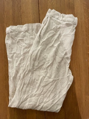 Linnebyxor Weekday - Jättefina byxor med raka och långa ben! Tyvärr för små därav ingen bild på! Kan må bra av lite strykning🤍