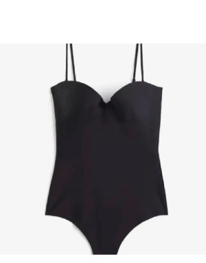 Svart body med smala axelband- h&m - Snygg svart body ifrån h&m , ALDRIG ANVÄND . Vid fler bilder skriv privat 