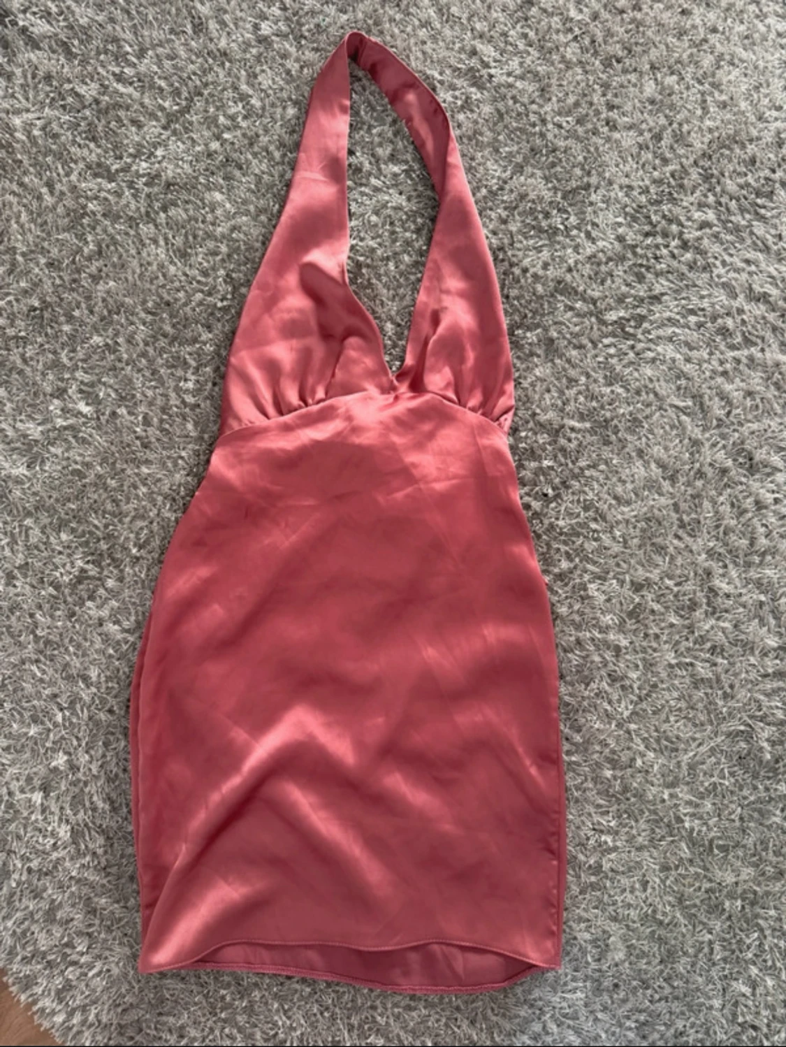 Rosa halterneck klänning PrettyLittleThing