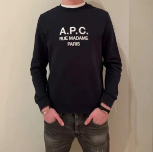 Mörkblå sweatshirt från A.P.C. - Säljer en mörblå sweatshirt från A.P.C. Nyskick, då den endast är använd ett fåtal gånger. Tröjan är köpt på NK (Paul & Friends) för 2499kr i somras. Storleken är S, men passar även dem som gränsar till M. Perfekt för dig som gillar stilren och enkel design. Tveka inte på att höra av dig kring frågor! 