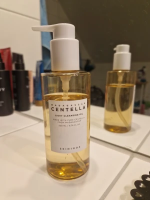 Centella Light Cleansing Oil 200ml - Centella Light Cleansing Oil från SKIN1004 är en rengöringsolja med genomskinlig gul färg och pumpflaska. Innehåller centella asiatica-extrakt och naturliga oljor som jojoba, oliv och solros. Perfekt för att ta bort smink och orenheter utan att kännas tung på huden. Ordinarie pris är 339 kr. Den är super bra och skön att använda men funkar tyvärr inte på min hudtyp och därav inte kommer till användning