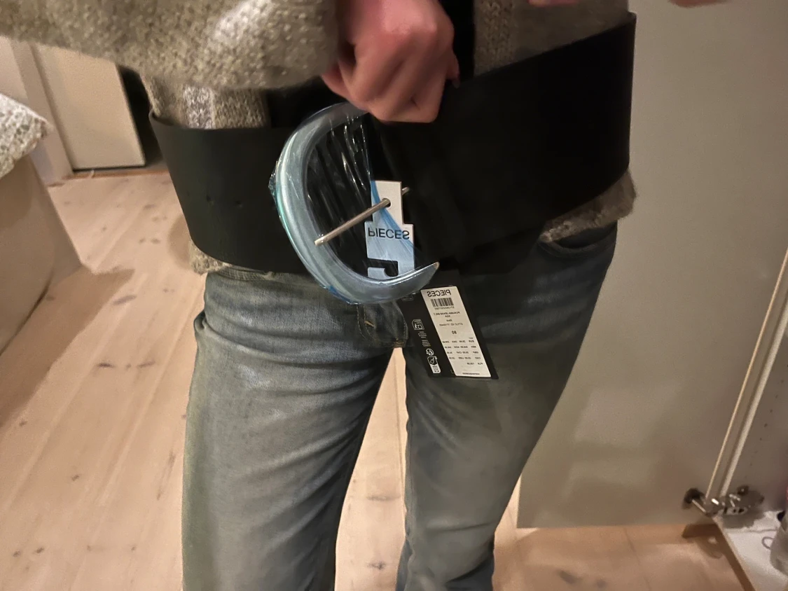 Coolt, trendigt svart brett bälte med silverfärgat spänne  - 3