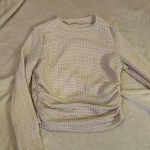 Långärmad tröja  - Säljer en beige långärmad ribbad tröja från Shein i storlek M/38. Tröjan sitter jättefint på.🩷