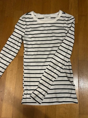 Tröja från gina tricot - Fin tröja från gina, storlek xs!