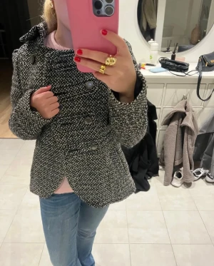 Jacka/kappa - Superfin jacka i vit/svart mönster. Superfint skick🩷