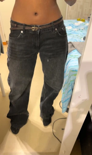 Loose low jeans - Modellen är wide med normal passform och klassisk femficksdesign. Aldrig använda endast testade, midjemått tvärsöver är 38cm och inrebenslängden är 81cm!