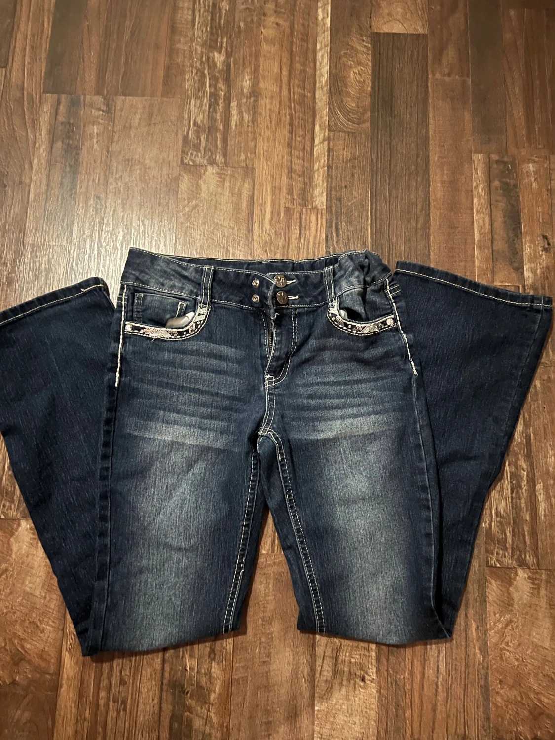 Mörkblå jeans med broderade fickor - 1