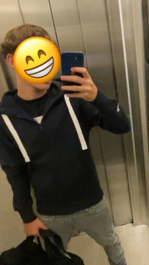 Svart hoodie från Russemerch - Svart hoodie från Russemerch med vit snörning och dragkedja framtill. Tröjan har huva, långa ärmar och ett stilrent broderat Russ-logo på ärmen. Perfekt för chill dagar och enkel att matcha med jeans eller joggers. Annvänt tröjan 1 gång 