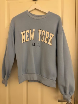 Ljusblå tjocktröja från Gina Tricot  - Säljer en ljusblå tjocktröja från Gina Tricot i storlek S. Den är väldigt varm och skön.