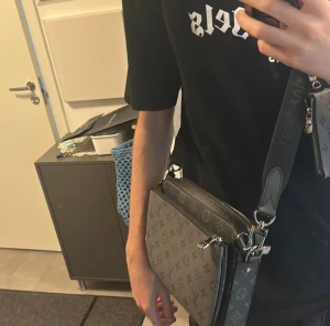 Louis Vuitton axelväska monogram grå - Säljer min Trio Messenger i jättefint skick eftersom jag tappat intresset och inte använder den längre. Väskan funkar perfekt och är redo för någon som faktiskt kommer använda den 💼✨   Perfekt för dig som vill ha en snygg, stilren och praktisk väska till vardag eller fest 🎉 Först till kvarn! 🔥