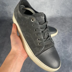 Lanvin DBB1 - Skick: 8/10, inga defekter. | Ingår: Skor. | Nypris: +- 5200 SEK. | Storleken är UK8.