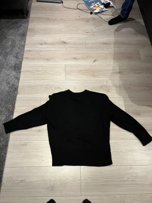 Svart stickad tröja från Ami Paris - Säljer när den har blivit för liten och behöver pengar pris kan snackas. Nyköpt för ca ett halv år sen. Inga skador nyköpt för 3549kr på MR PORTER