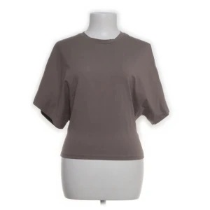 Nelly topp - Säljer min helt oanvända topp från Nelly med vida ärmar och tight midja. Den är beige och säljs inte längre i den färgen. Jättefin och passar till allt men säljer pga jag tyckte inte designen passade min kropp❤️