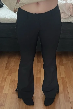 Svarta kostymbyxor  - Snygga svarta bootcut byxor från bik bok 
