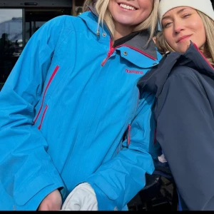  Norrøna Narvik skaljacka - Säljer en blå Norrøna Narvik skaljacka med röda dragkedjor. 3-lagers GORE-TEX ® skaljacka för friåkning. Smarta funktioner som snölås vid handlederna, snökjol och stora ventilationer i sidofickorna. Liten fläck som syns på sista bilden. 