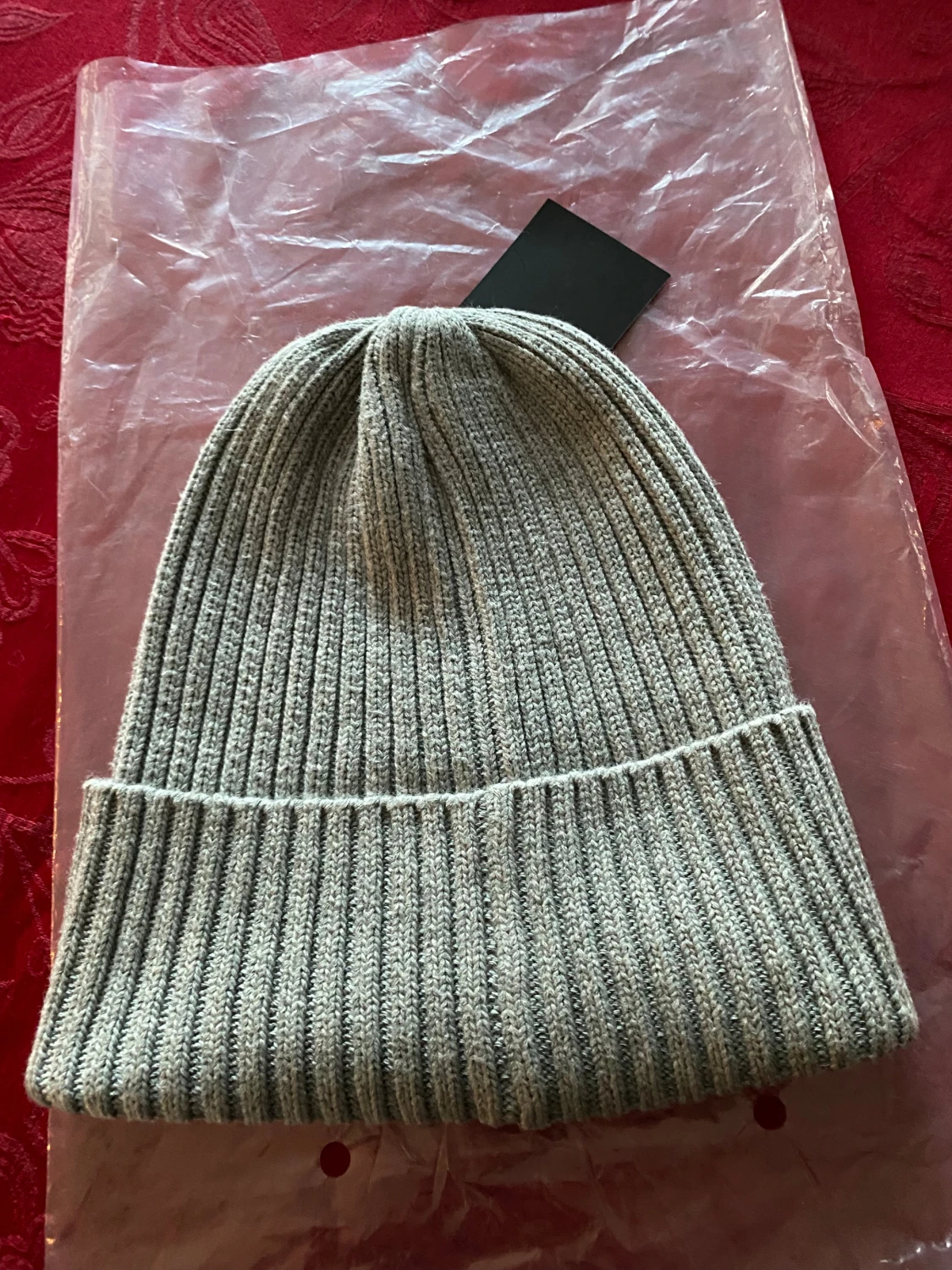 Grå ribbstickad mössa från Stone Island - 1