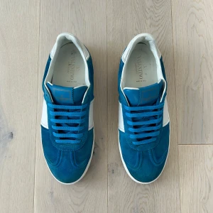 Valentino flycrew  - Ett par sjukt feta valentino flycrews i storlek 42 som även passar 43 , nytvättad nogrant och väldigt sparsamt använda , tyvärr är de bara en spik som är av men snyns knappt , pm vid funderingar 😀👟 dem är lite blöta på bilden , vill bli av med dem snabbt pga ska köpa nya, pris kan diskuteras vid snabb affär !