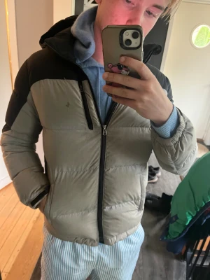 Ralph lauren jacka - Checka in mina andra jackor!                                          Ralph lauren jacka perfekt för vintern och i bra skick, finns några defekter . Tveka inte med fråger! Storleken är L ungdomstorlek passar xs