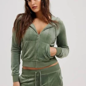 Grön juicy tröja - Säljer en grön juicy tröja då jag inte använder den längre, kom gärna med prisförslag🩷