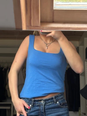 Blått linne - INTRESSEKOLL!!! Säljer en stilren blå linnetopp från Gina. Toppen har breda axelband och en fyrkantig urringning som ger en modern vibe. Materialet är mjuk bomull och toppen är croppad i modellen, perfekt till jeans eller kjol och enkelt att matcha💙Strl M men skulle säga att de passar S också!! Nästan aldrig använt🫶🏽