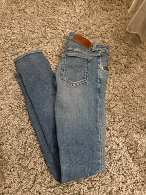 Blå jeans från Tiger of Sweden 29/32  - Snygga blå jeans från Tiger of Sweden, i storlek 29/32 säljer dom eftersom dom inte kommer till användning, näst intill nya och väldigt bra sick. Nypris 1600kr 