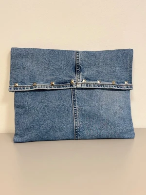 Datorfodral 💙 - Ljusblått datorfodral av återvunna jeans med filt och silke inuti, silvriga nitar och magnetisk knapp!💙 Fodralet är ca 37x27 cm🌟