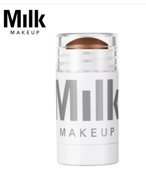 Milk Makeup bronzer stick - ENDAST TESTAD Bronzer stick från Milk Makeup i en snygg, transparent och vit förpackning med grå text. Färgen är baked och formulan är krämig, perfekt för att ge ansiktet en solkysst look. Enkel att applicera direkt på huden och blenda ut med fingrar eller borste.