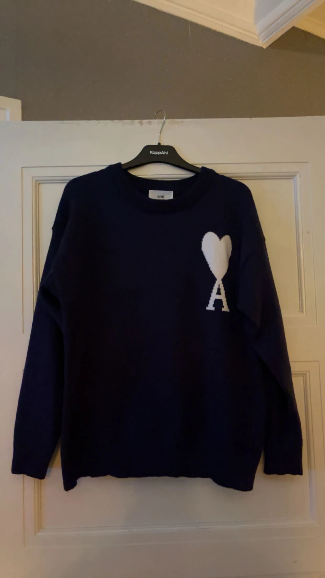 Mörkblå stickad tröja från Ami