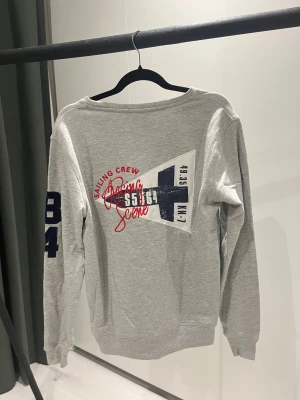 Grå Sweatshirt från COVER - Grå Sweatshirt från COVER med snygga broderingar på ryggen och armen. Den är varm och mjuk i bomullsmix. Jättefint skick.