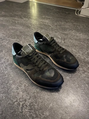 Valentino rockrunners  - Skick: 8/10, använda men i bra skick | Storlek 42 | Nypris +- 7000:- |  | intresekoll