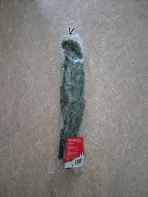 Julgran - Dekorativ julgran, 60 cm hög. Produkten är ny och ligger i originalförpackning. Endast avsedd för dekoration, ej leksak. Perfekt för mindre utrymmen eller som extra julpynt. Inga synliga defekter eller slitage.