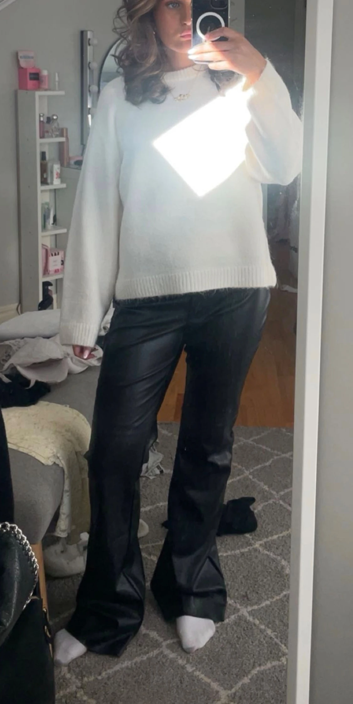 Svarta bootcut byxor i skinnimitation