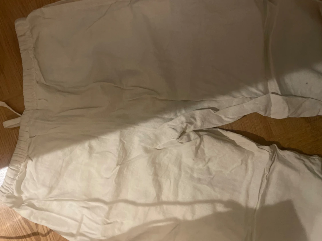 Vita linnebyxor från Weekday, strl 38 - 3