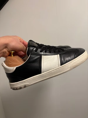 Valentino flycrews - Snygga Valentino flycrews ! Alla nitar kvar!