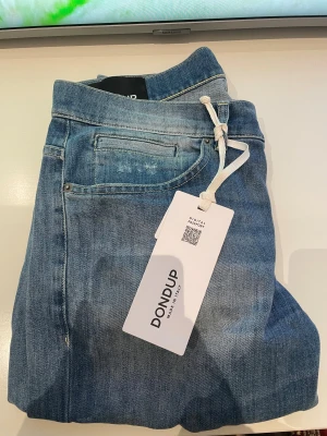 dondup george - använda 1-3 gånger sen jag köpte, man ser inte hålen när dom är på, tagg finns 