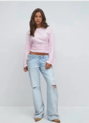 Ljusblå bootcut jeans med slitningar - Säljer ett par ljusblå jeans med bootcut-snitt och snygga slitningar på benen, storlek 164!