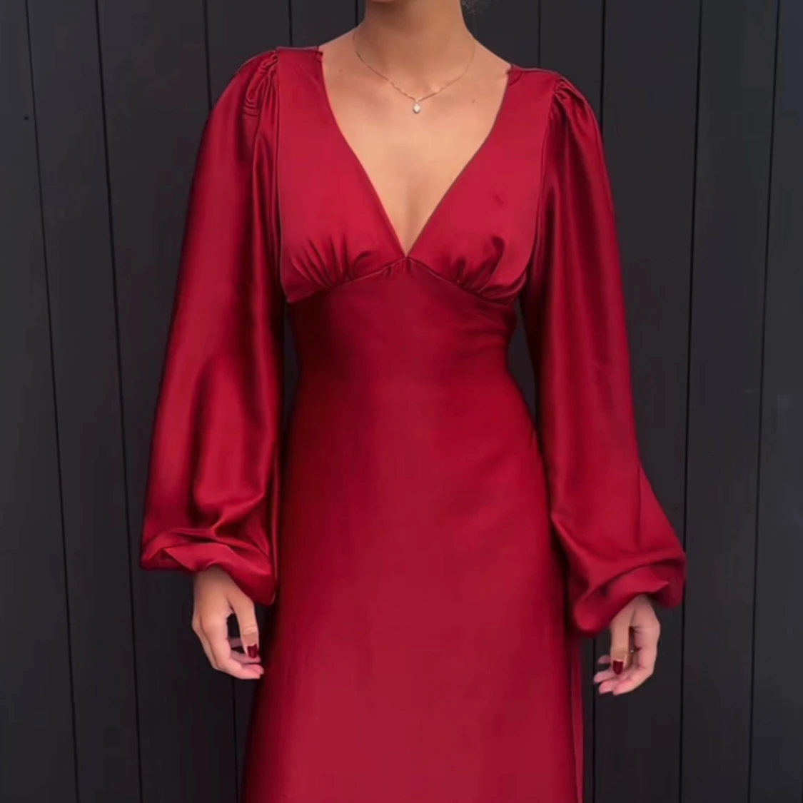 Röd långklänning i satin med v-ringning