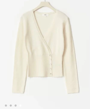 Gina kofta  - Superfin krämvit omlottkofta från Gina Tricot. helt ny, aldig använd.