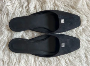 Toteme Flats - Ett par Mules Flats från Toteme i mocka storlek 39. Absolut nyskick, kommer i kartongen!