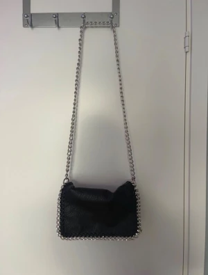 Tiamo väska - Fin tiamo väska, rymmer mycket och lätt att styla. Lite sliten på baksidan men inget som man tänker på, se på bild 3.