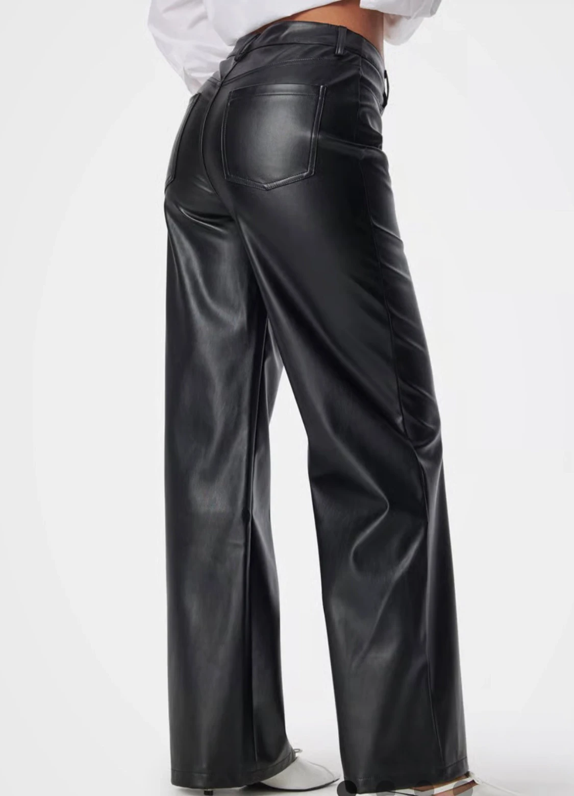 Svarta wide byxor i skinnimitation 36  - 2