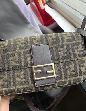 Brun y2k väska  - Brun y2k väska 