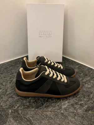 Svart gråa Maison Margiela skor  - Box och dustbag ingår. Helt nya!