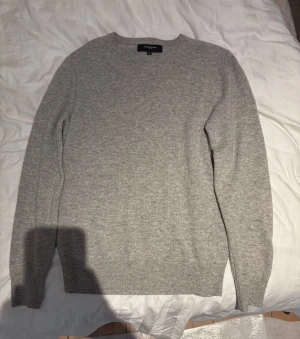 Grå kashmir tröja Lawrence Grey S - Snygg grå kashmir tröja från Lawrence Grey i storlek S. Tröjan är i perfekt skick har även en ljusblå och mörkblå likadan uppe på min sida kolla in de om du vill ha annan färg skriv vid funderingar eller instresse