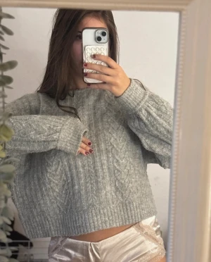 Ljusgrå stickad oversized tröja - Stickad tröja från hm. Kragen är lite trasig, men annars är den jättefin och varm❤️