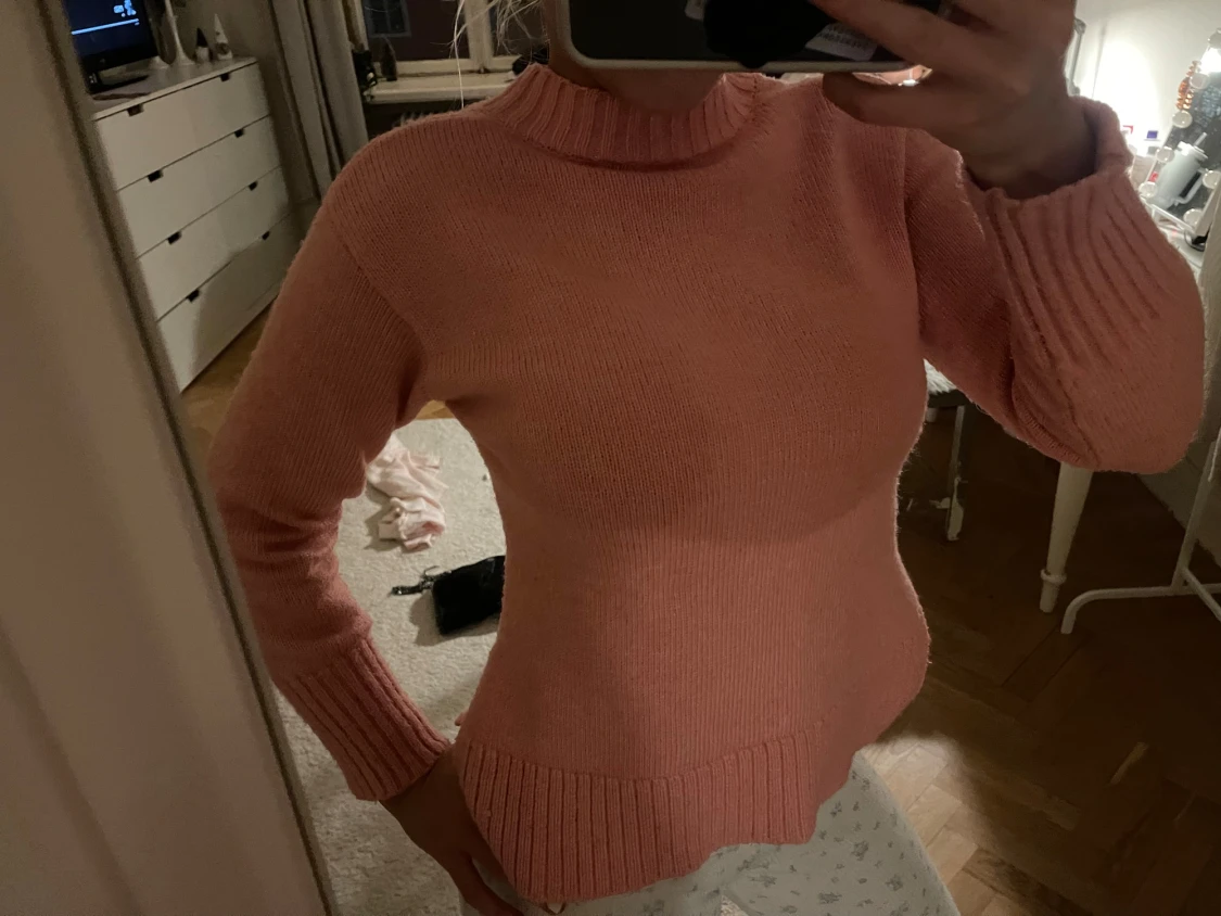 Rosa stickad tröja med slits