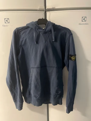 Stone Island hoodie - Hoodie i storlek M i grymt skick från Stone Island. Tröjan har lättare slitning i ärmarna men inte fler defekter än så.