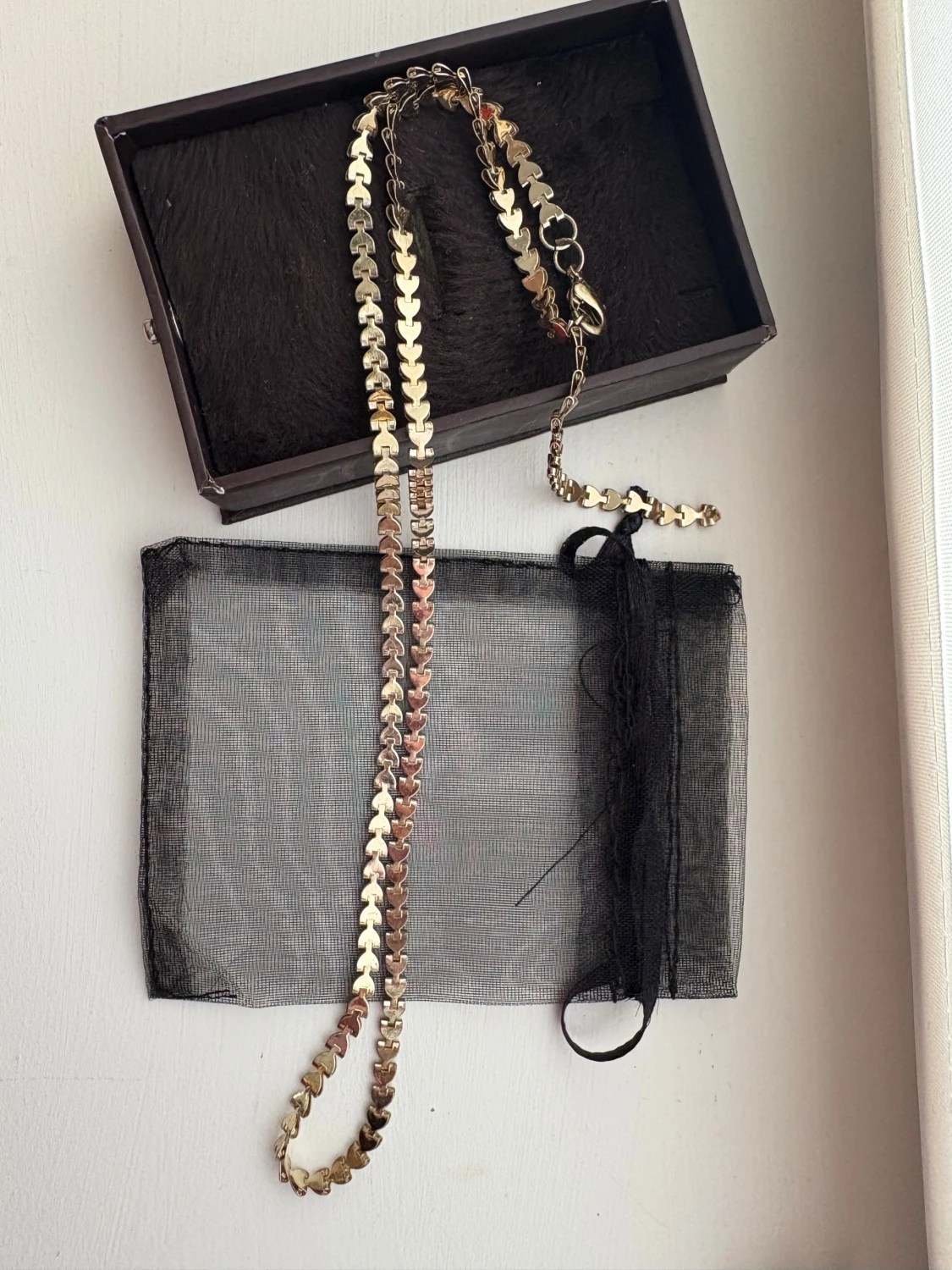 Guldigt halsband med hjärtan - 2